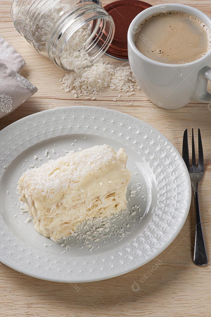 Bolo de coco feito com massa folhada e conhecido no Brasil JPG