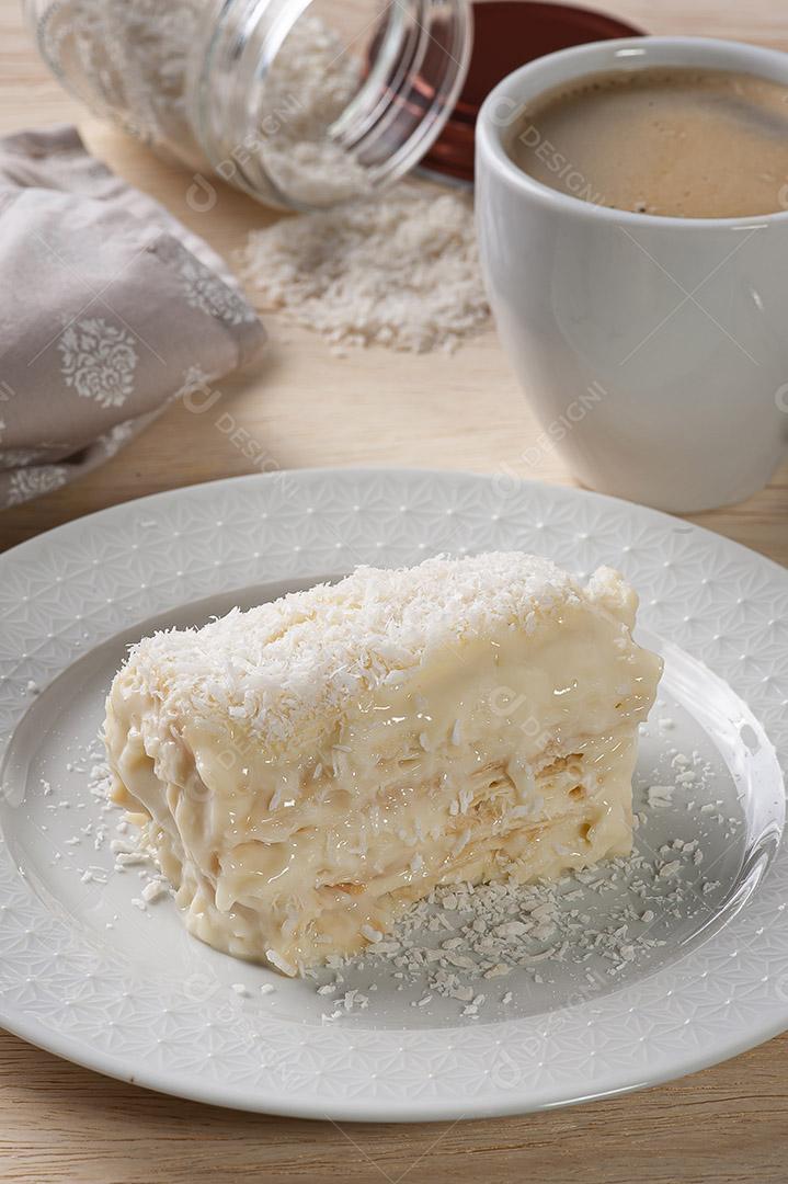 Fotos bolo de coco  feito com massa folhada e conhecido no Brasil como o Chapéu Napoleão