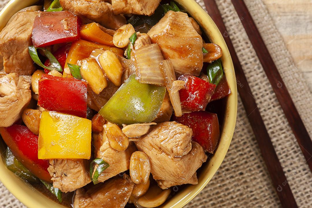 Frango Kung Pao. Comida tradicional chinesa. Frango xadrez. Vista do topo Imagem JPG