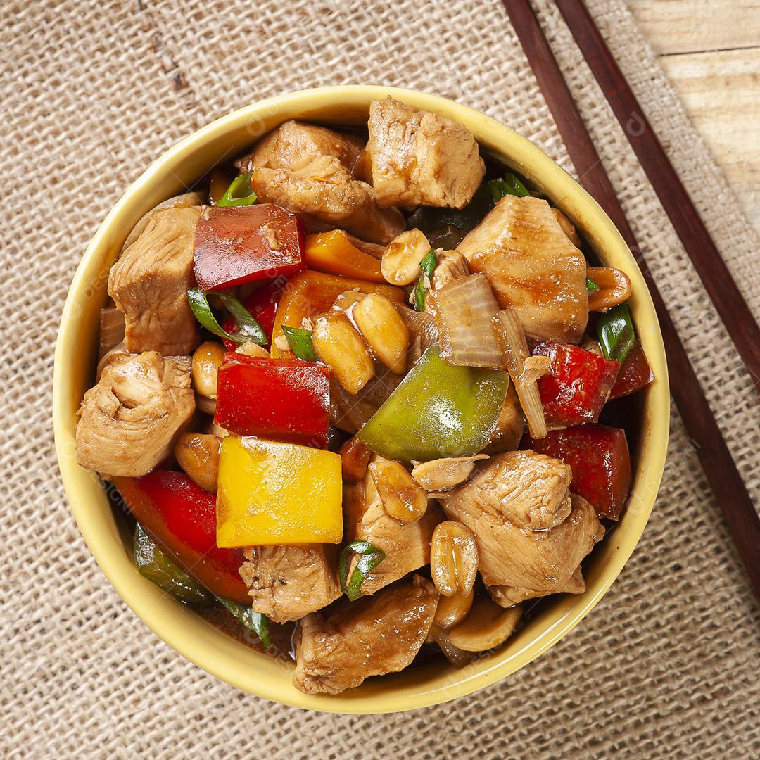 Frango Kung Pao. Comida tradicional chinesa. Frango xadrez. Vista do topo Imagem JPG