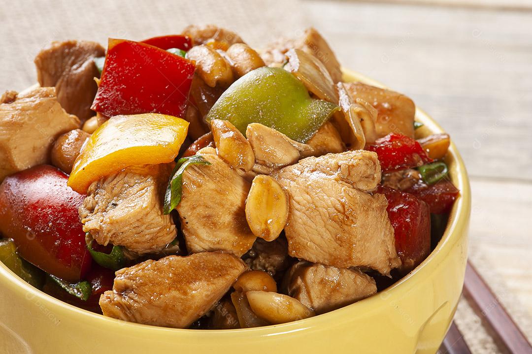 Frango Kung Pao. Comida tradicional chinesa. Frango xadrez. Vista do topo Imagem JPG