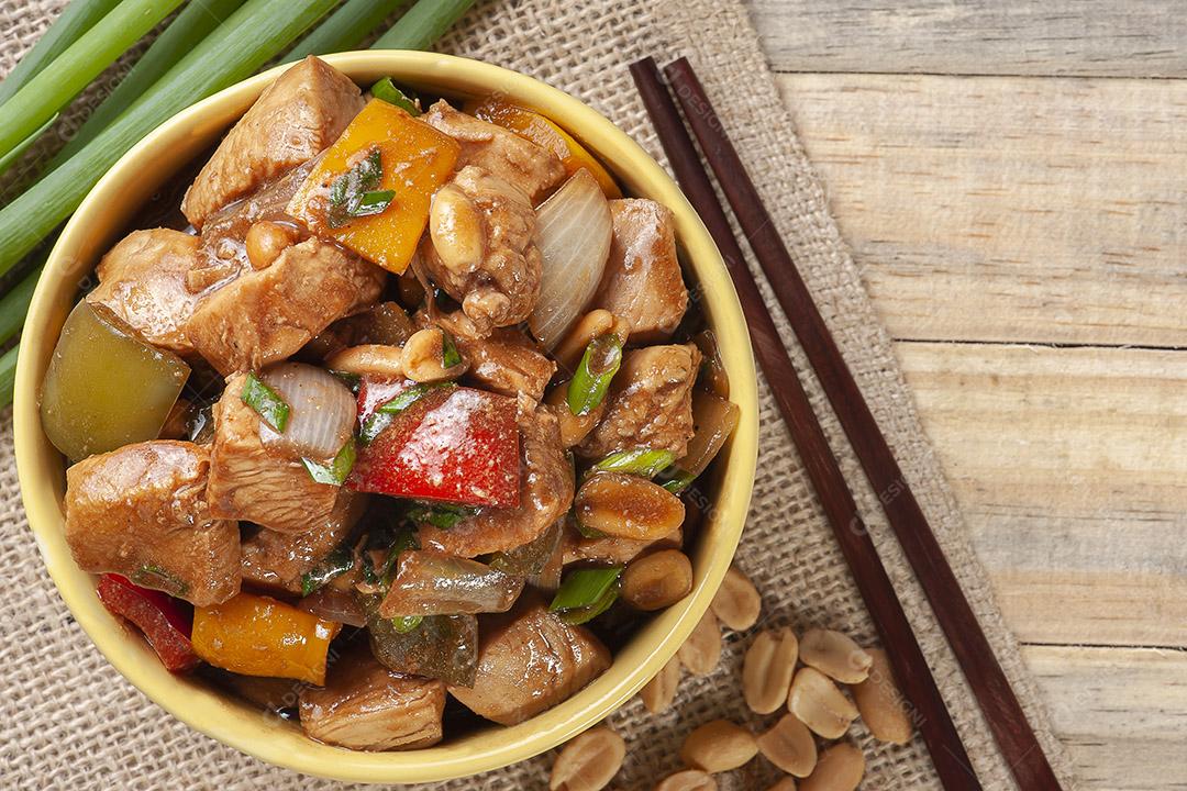 Frango Kung Pao. Comida tradicional chinesa. Frango xadrez. Vista do topo Imagem JPG