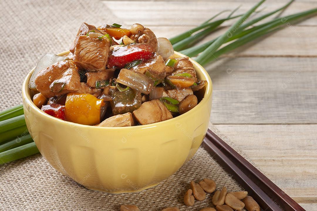 Frango Kung Pao. Comida tradicional chinesa. Frango xadrez. Vista do topo Imagem JPG