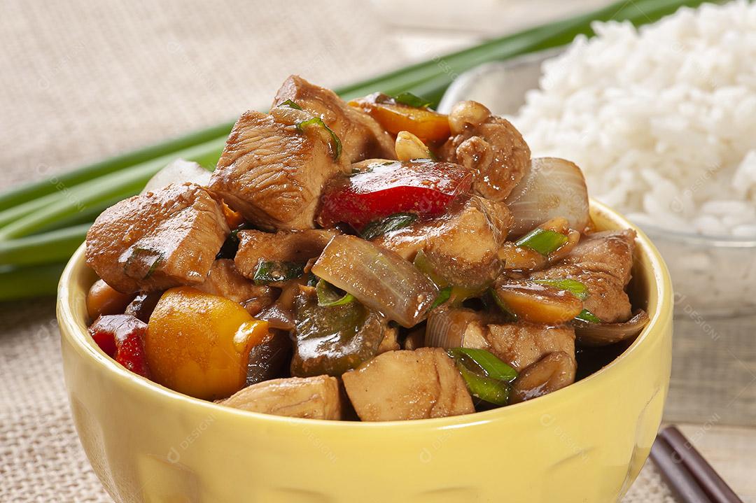 Frango Kung Pao. Comida tradicional chinesa. Frango xadrez. Vista do topo Imagem JPG