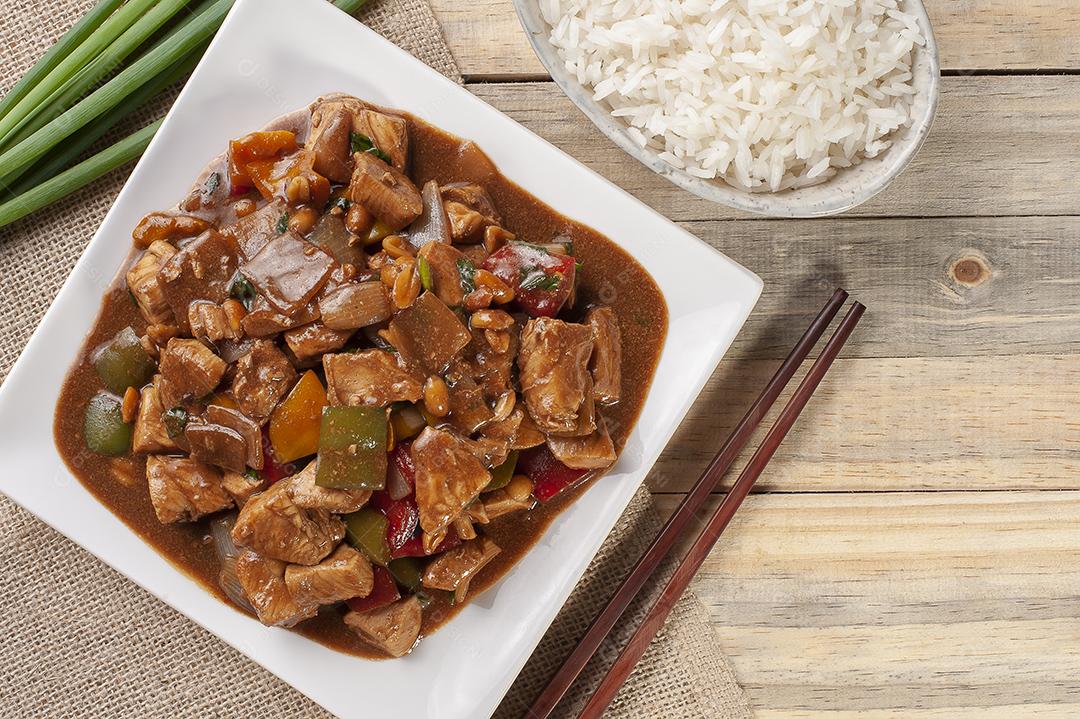 Frango kung pao. Comida tradicional chinesa JPG