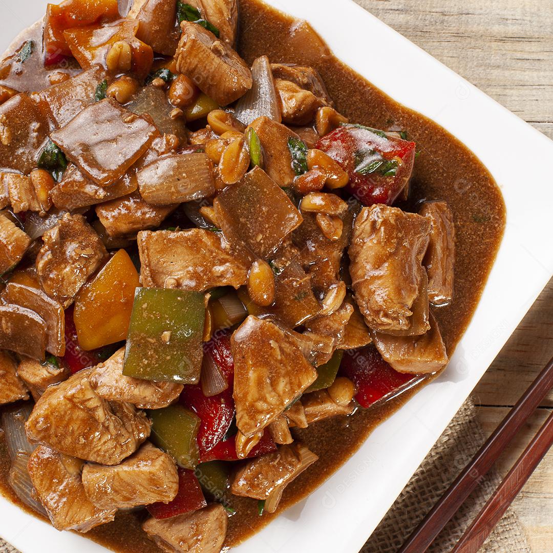 Frango kung pao. Comida tradicional chinesa JPG