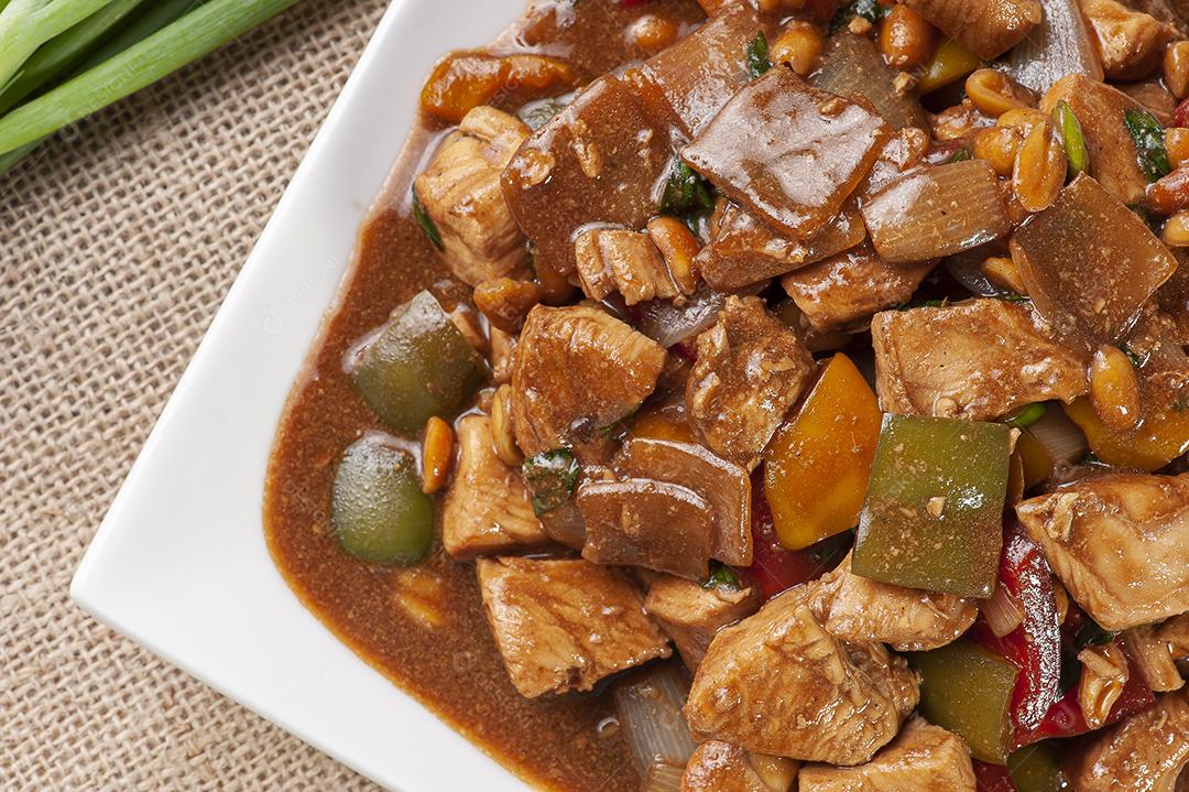 Frango kung pao. Comida tradicional chinesa JPG