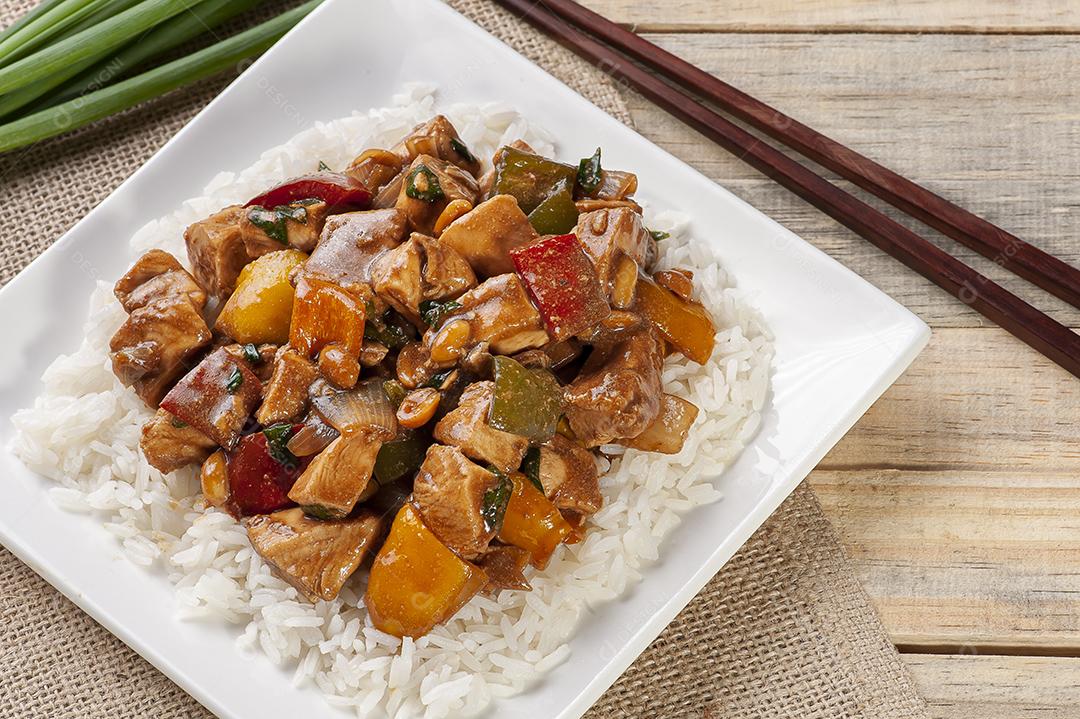 Frango kung pao. Comida tradicional chinesa JPG