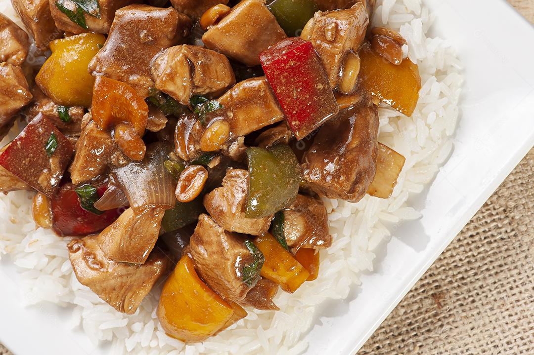 Frango kung pao. Comida tradicional chinesa JPG