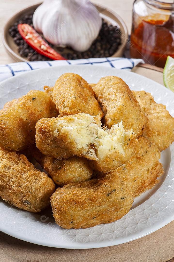 Bolo de bacalhau, muito tradicional na culinária portuguesa JPG