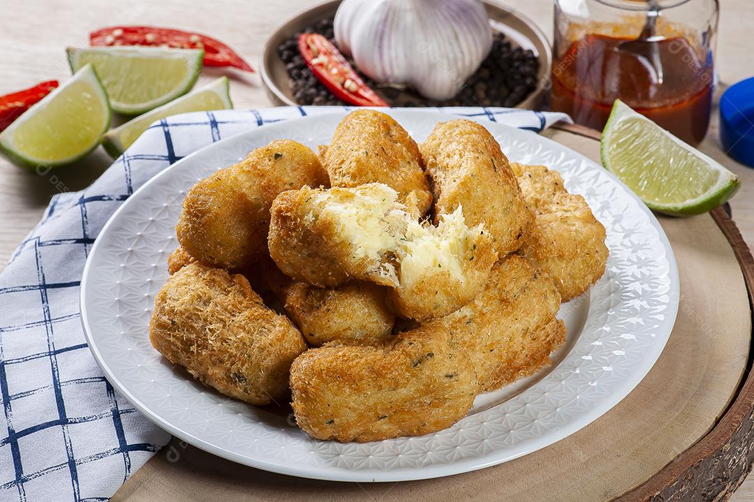 Bolo de bacalhau, muito tradicional na culinária portuguesa JPG