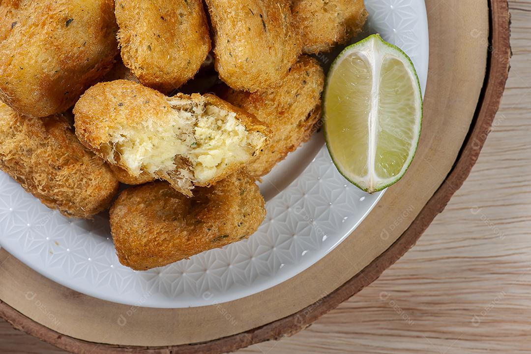 Bolo de bacalhau, muito tradicional na culinária portuguesa JPG