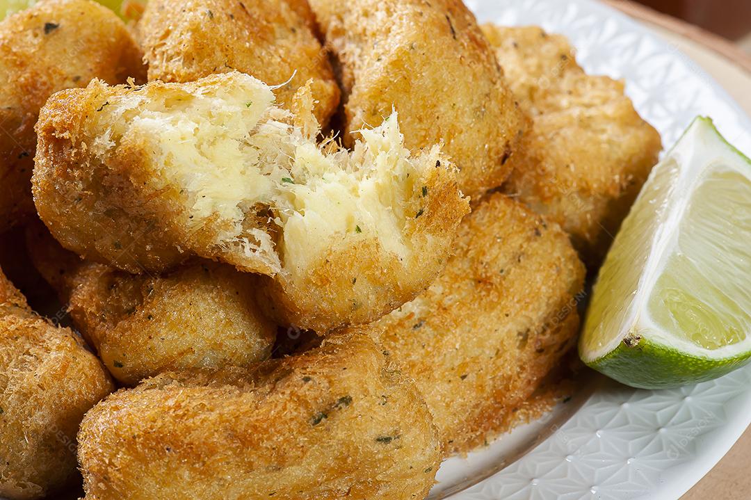 Bolo de bacalhau, muito tradicional na culinária portuguesa JPG