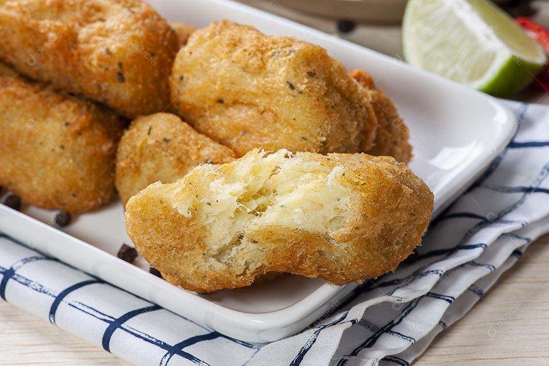Bolo de bacalhau, muito tradicional na culinária portuguesa JPG