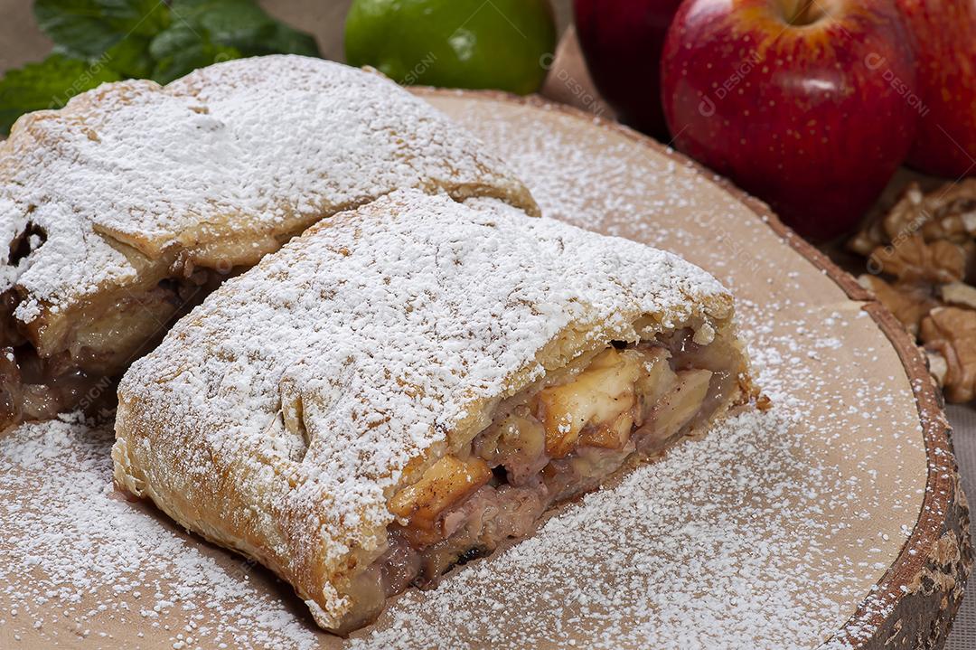 Strudel de maçã tradicional com nozes JPG
