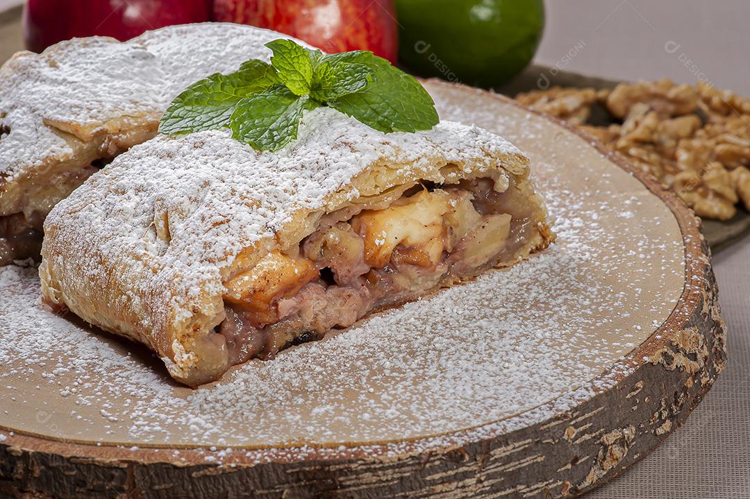 Strudel de maçã tradicional com nozes JPG