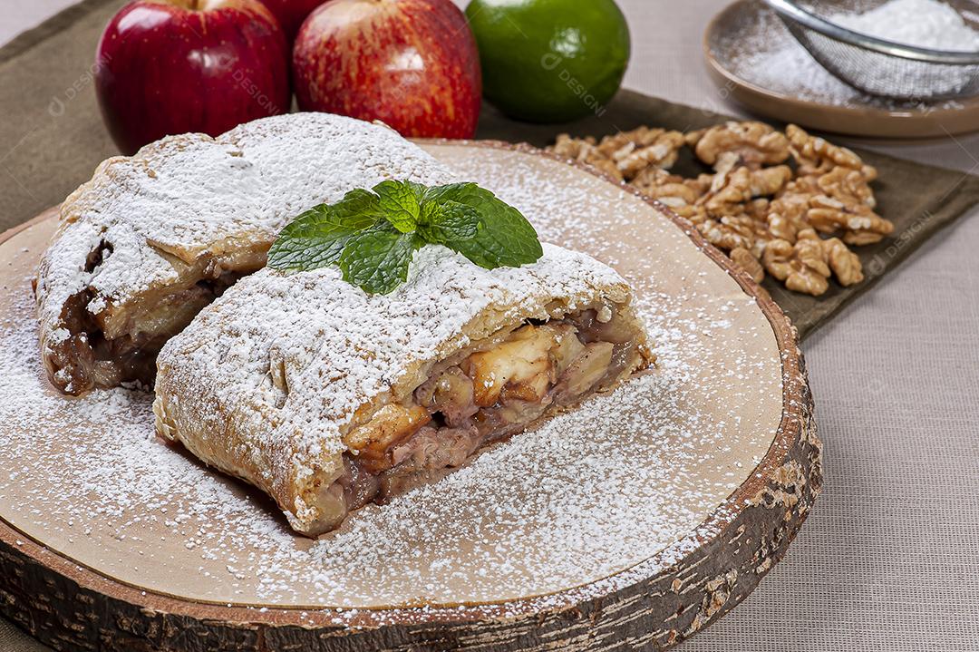 Strudel de maçã tradicional com nozes JPG