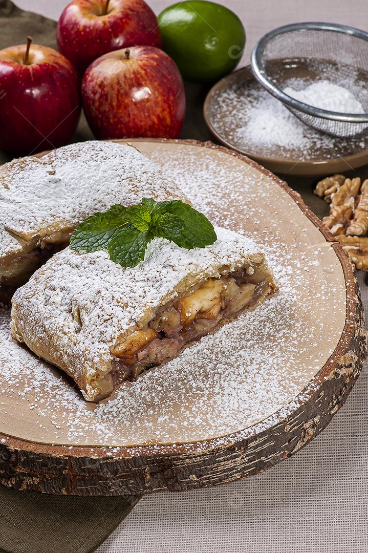 Strudel de maçã tradicional com nozes JPG
