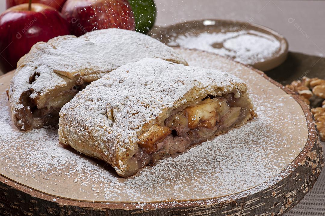 Strudel de maçã tradicional com nozes JPG