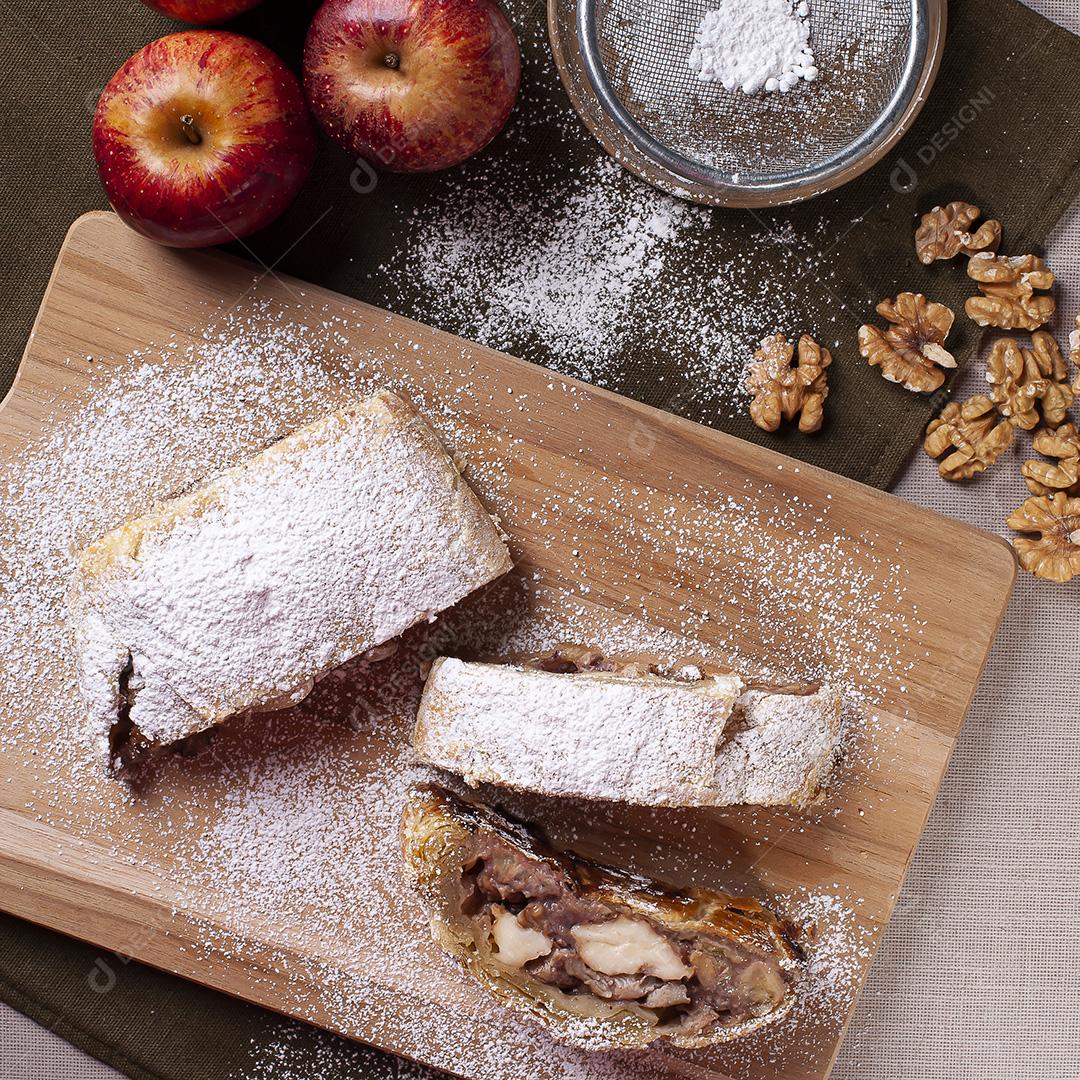 Strudel de maçã tradicional com nozes JPG