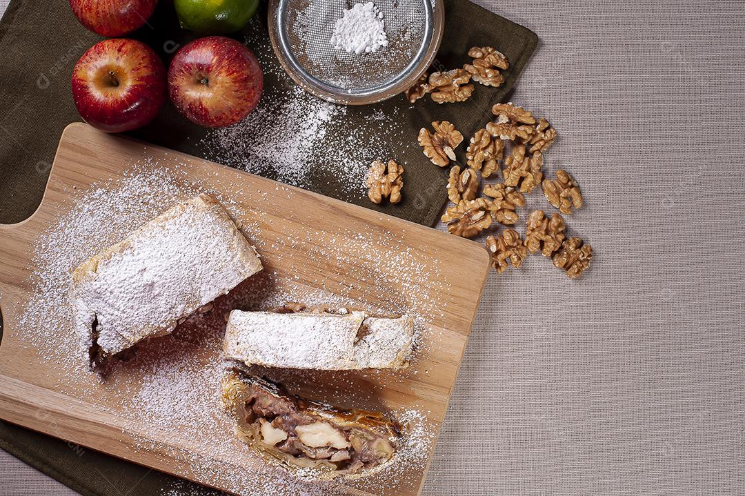 Strudel de maçã tradicional com nozes JPG