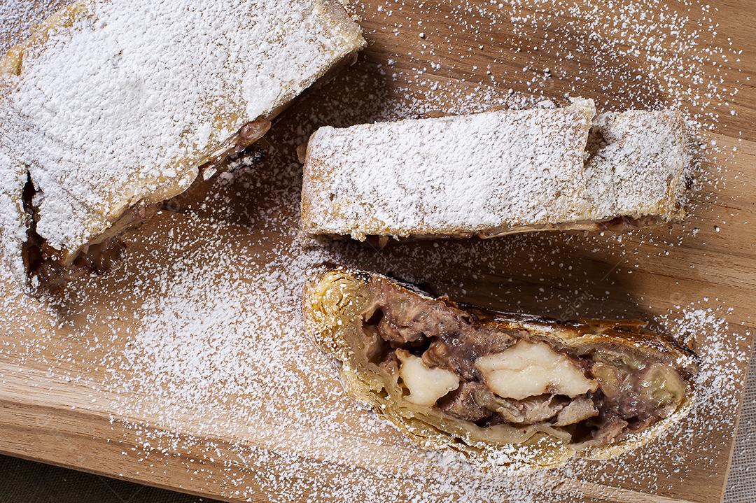 Strudel de maçã tradicional com nozes JPG