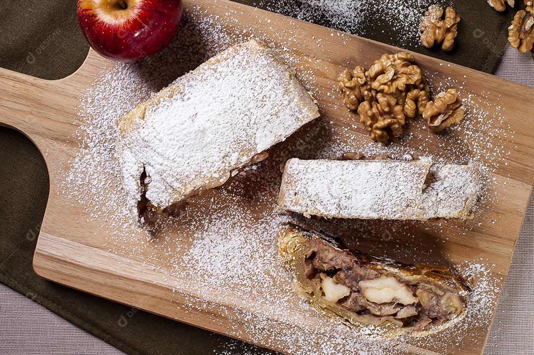 Strudel de maçã tradicional com nozes JPG