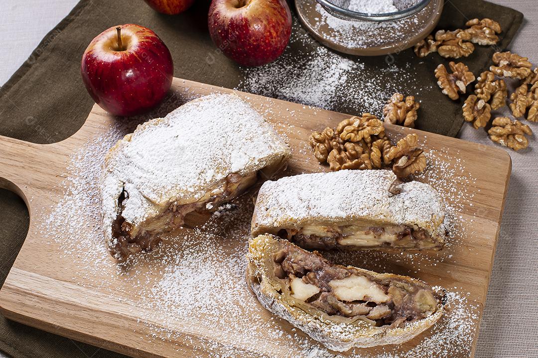 2Strudel de maçã tradicional com nozes JPG