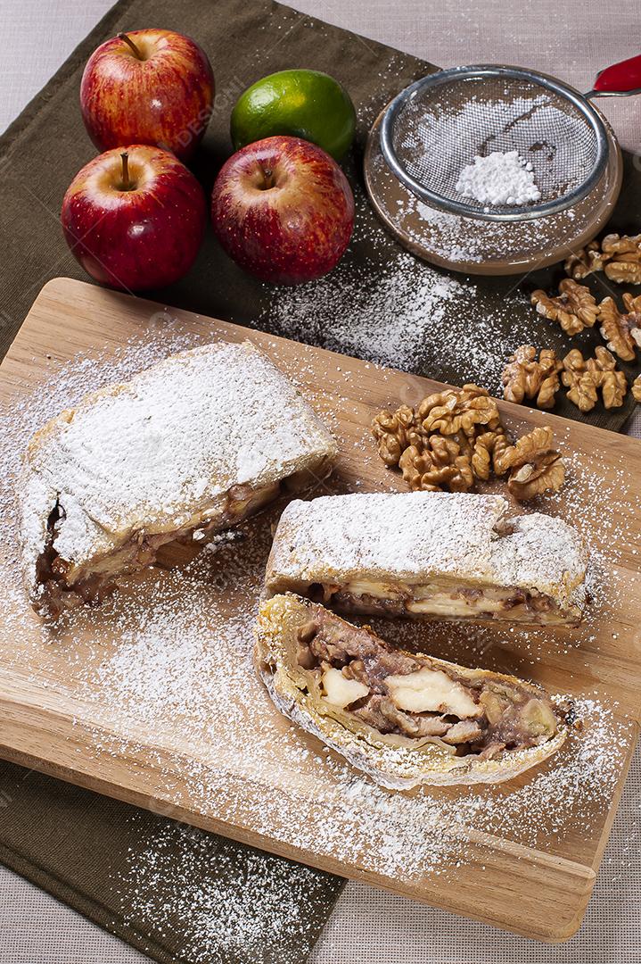 Strudel de maçã tradicional com nozes JPG