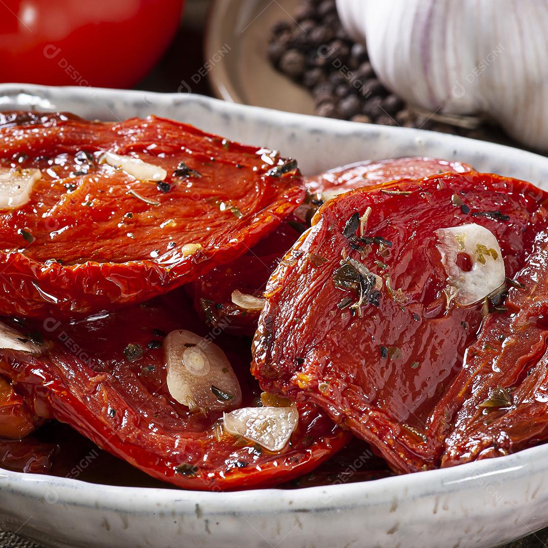 Tomates secos ao sol em uma tigela com azeite JPG