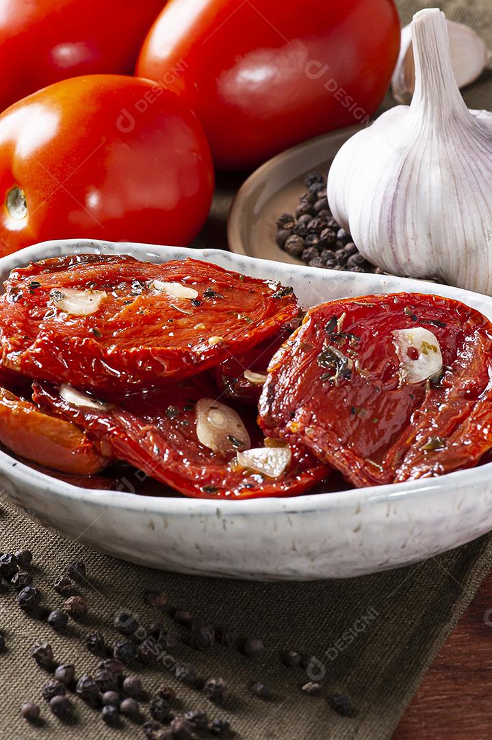Tomates secos ao sol em uma tigela com azeite JPG