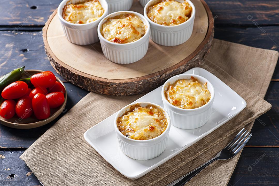 Escondidinho Torta de pastor. Comida típica brasileira JPG