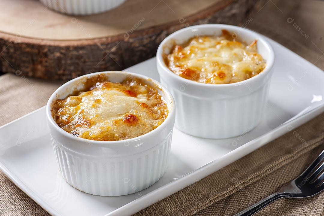 Escondidinho Torta de pastor. Comida típica brasileira JPG