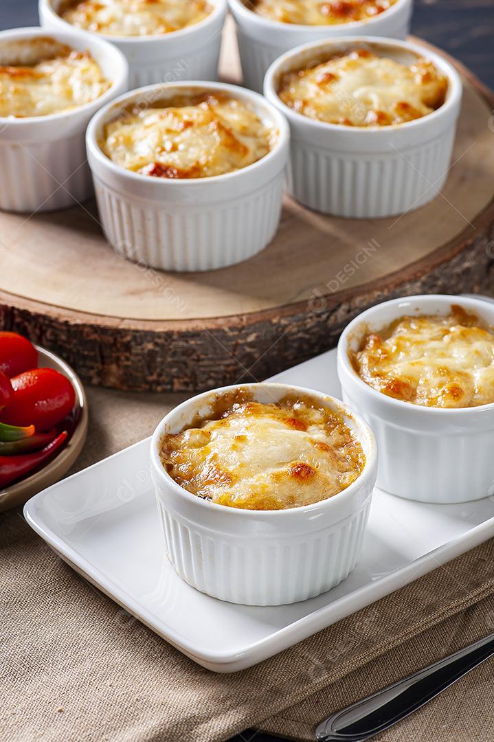Escondidinho Torta de pastor. Comida típica brasileira JPG