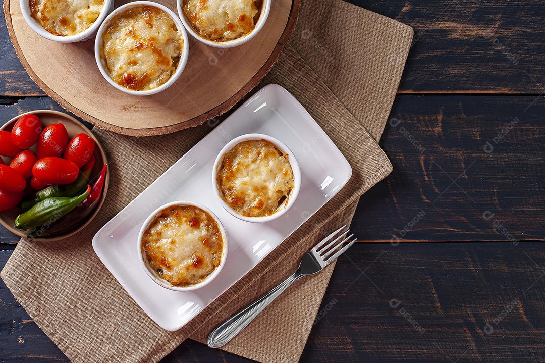 Escondidinho Torta de pastor. Comida típica brasileira JPG