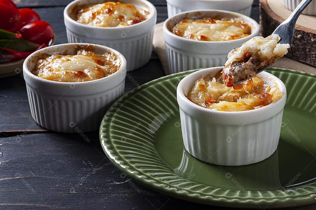 Escondidinho Torta de pastor. Comida típica brasileira JPG