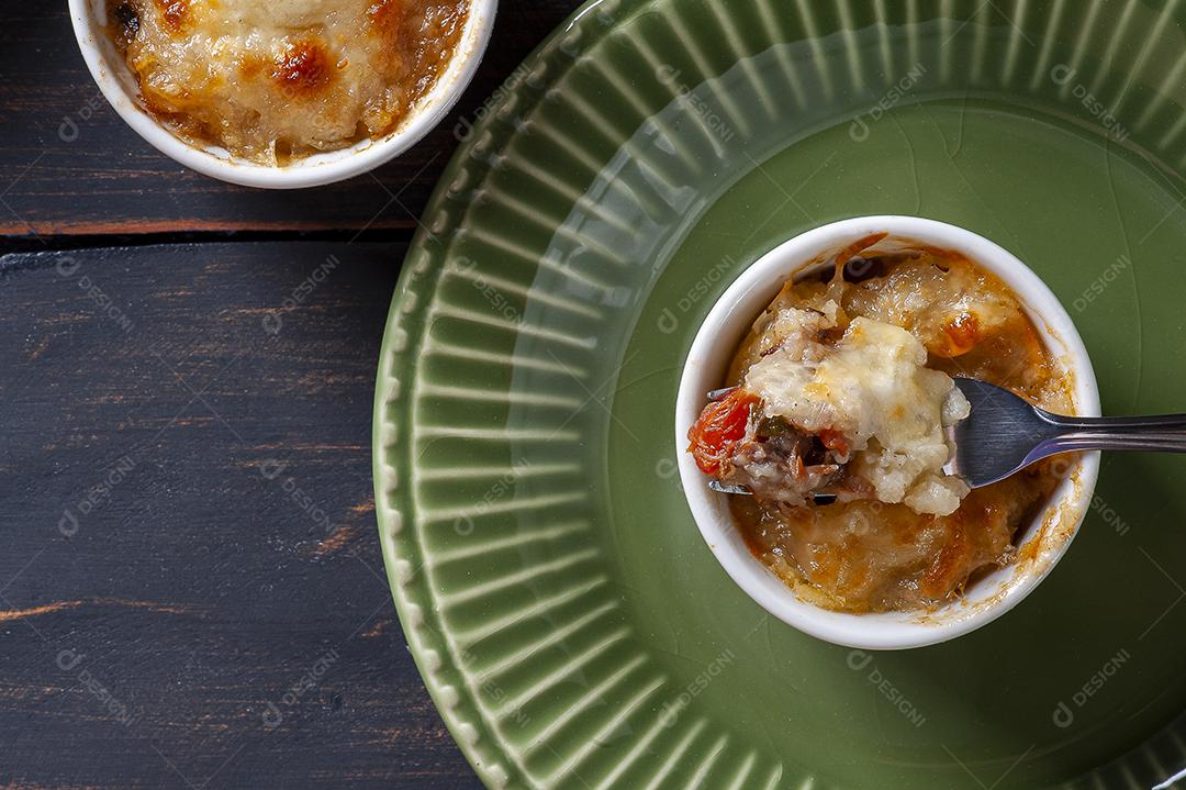 Escondidinho Torta de pastor. Comida típica brasileira JPG
