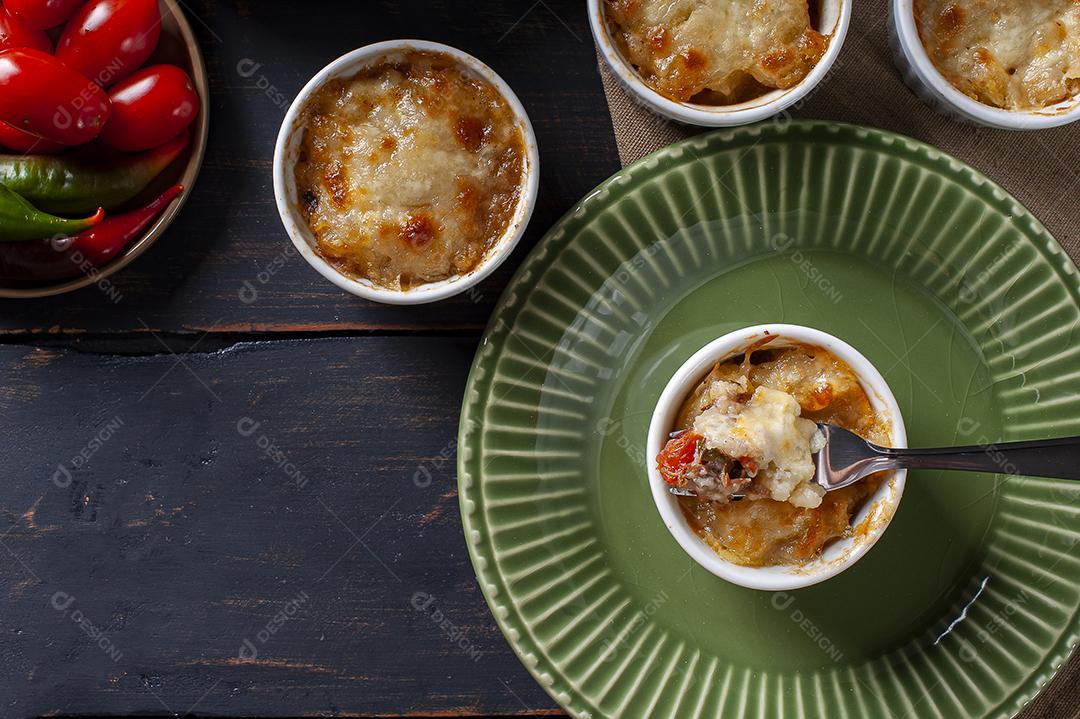 Escondidinho Torta de pastor. Comida típica brasileira JPG