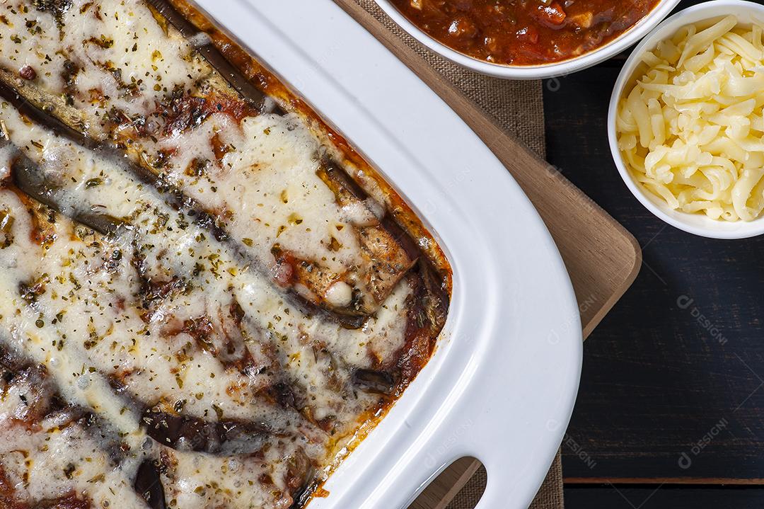 Berinjela parmegiana com queijo e molho de tomate JPG