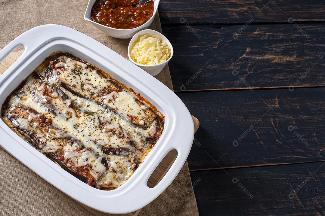 Berinjela parmegiana com queijo e molho de tomate JPG