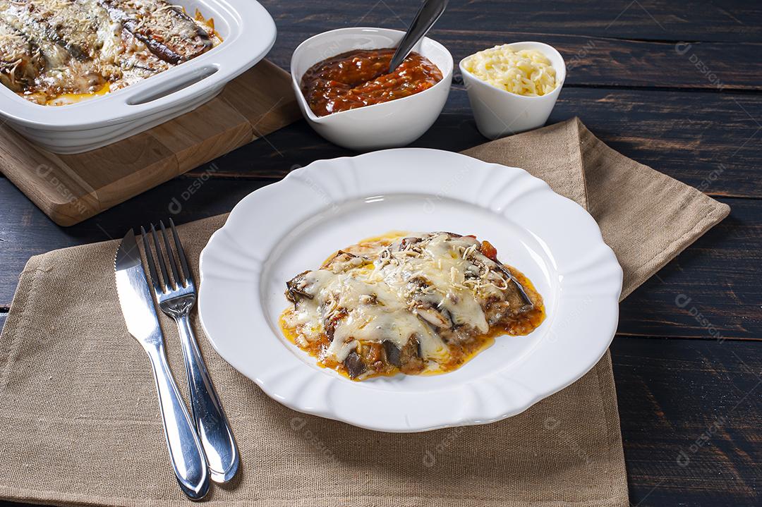 Berinjela parmegiana com queijo e molho de tomate JPG