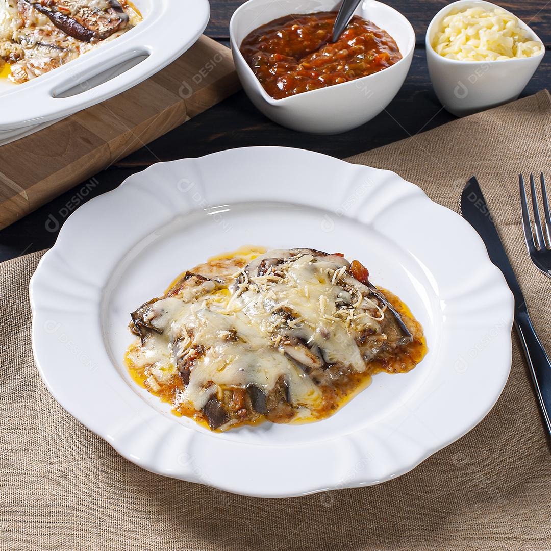 Berinjela parmegiana com queijo e molho de tomate JPG