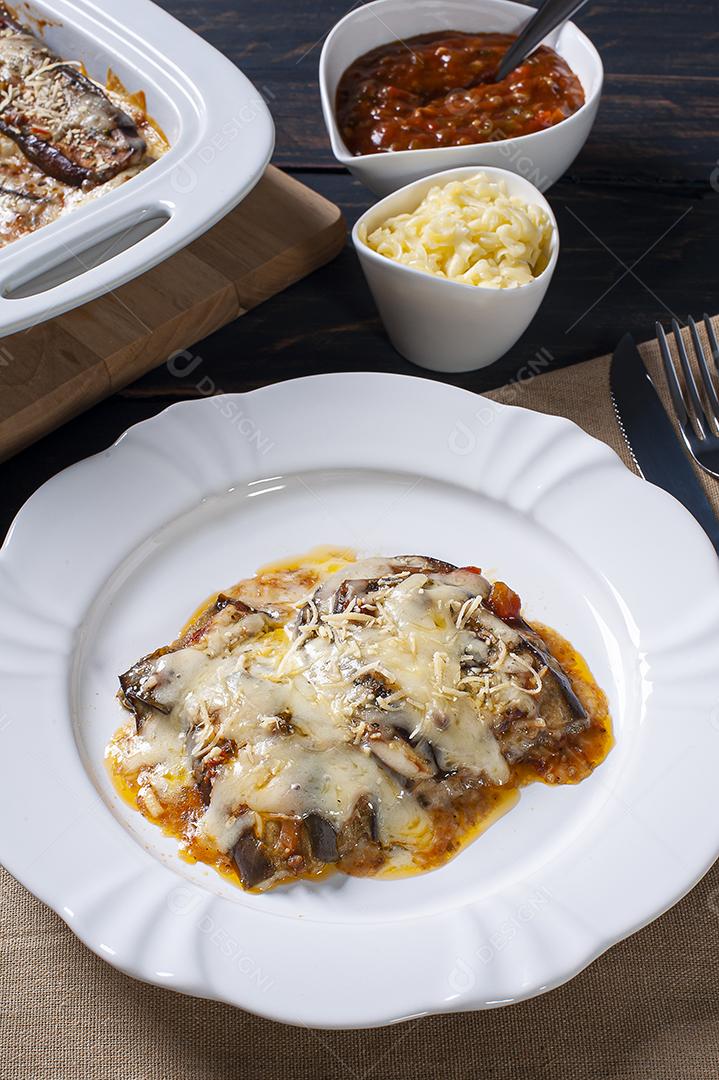 Berinjela parmegiana com queijo e molho de tomate JPG