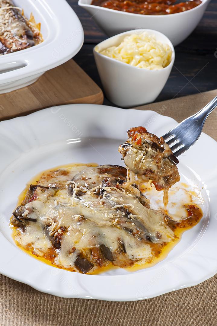 Berinjela parmegiana com queijo e molho de tomate JPG
