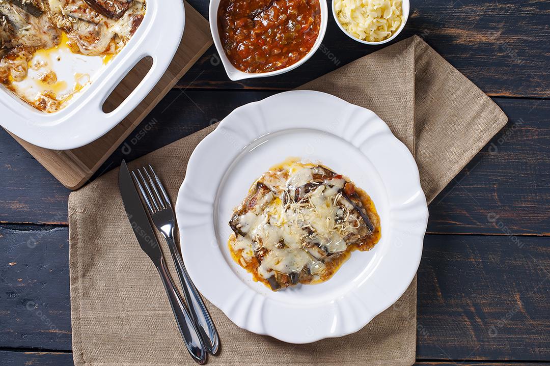 Berinjela parmegiana com queijo e molho de tomate JPG