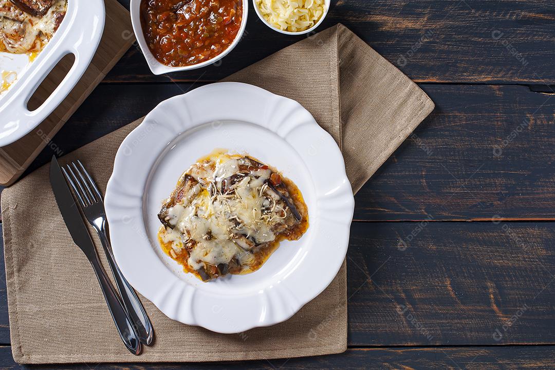 Berinjela parmegiana com queijo e molho de tomate JPG