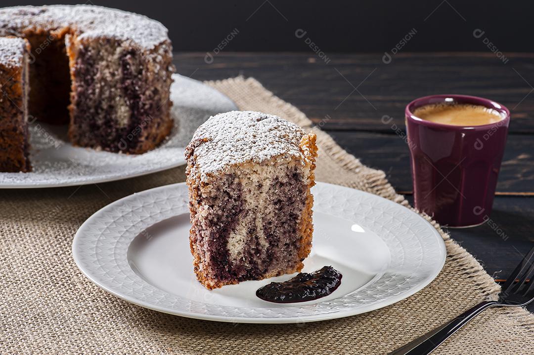 Pedaço de bolo de geleia de amora JPG