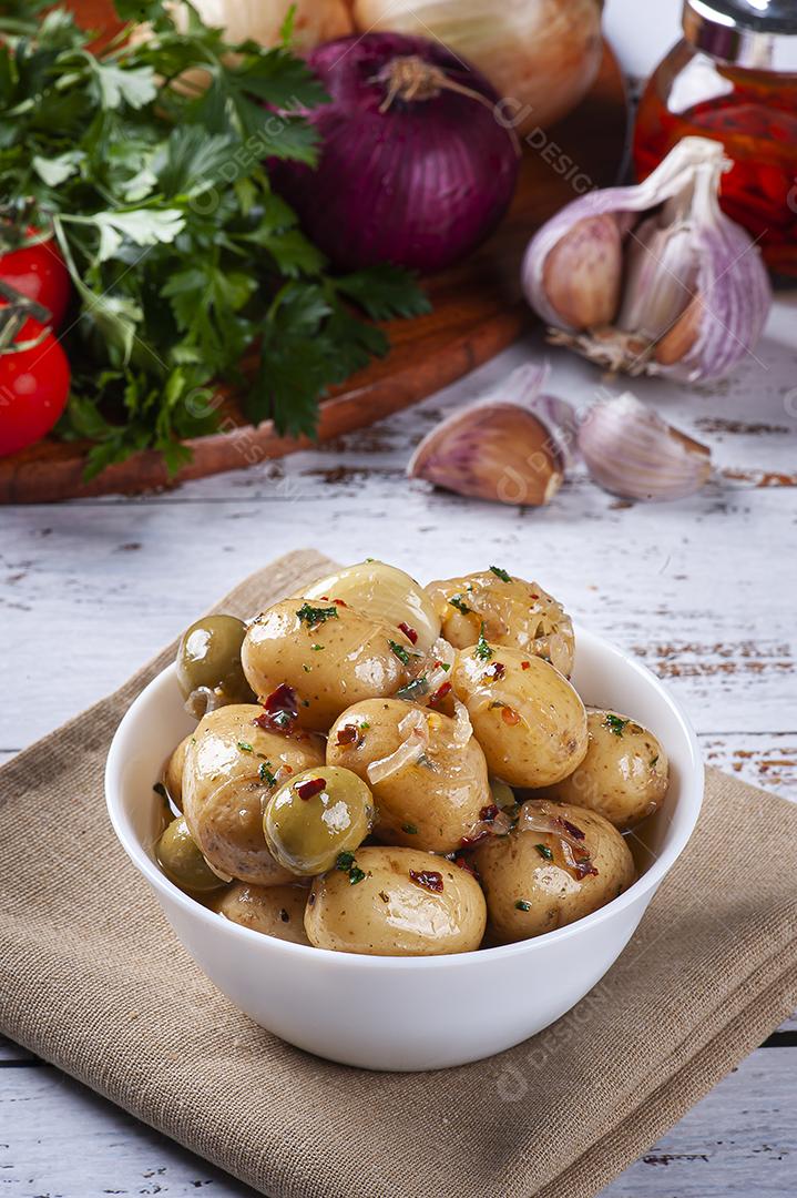 Mini batatas caseiras em conserva em uma tigela branca JPG