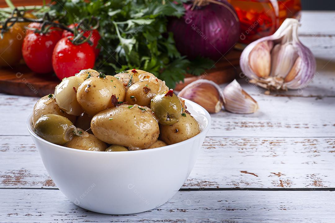 Mini batatas caseiras em conserva em uma tigela branca JPG