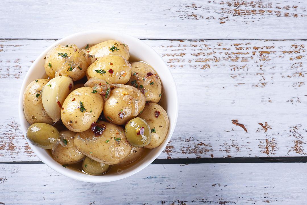 Mini batatas caseiras em conserva em uma tigela branca JPG